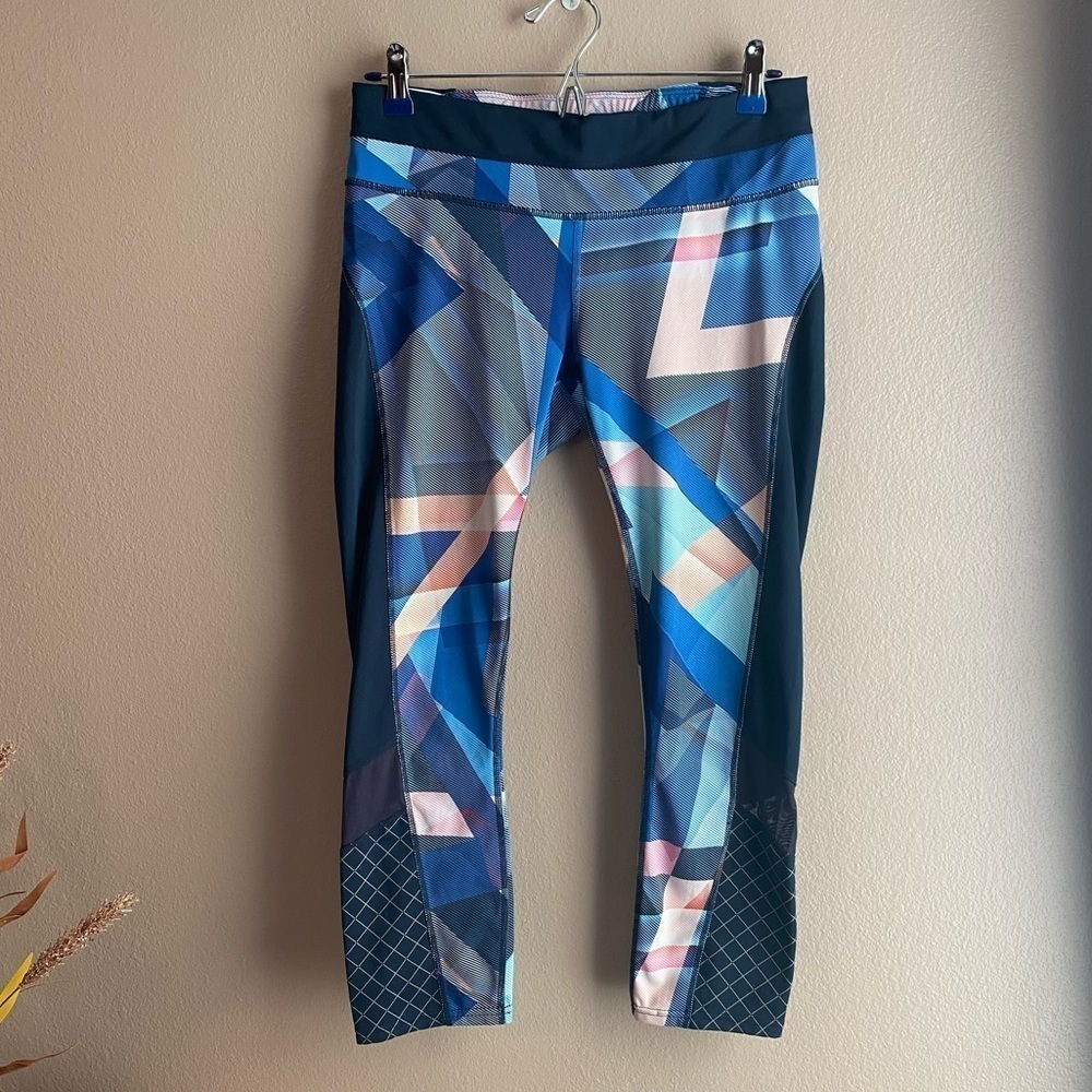 Athleta Leggings Women’s Size Medium Tall Electric Geo Sonar Capri Leggings